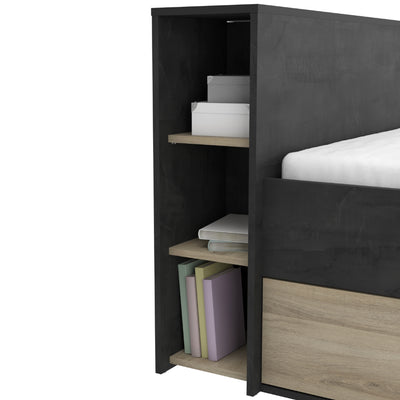 Leeg modern houten bedframe met zwart en houtkleurige elementen en ingebouwde opberglades, geschikt voor montage, geplaatst op een witte achtergrond.