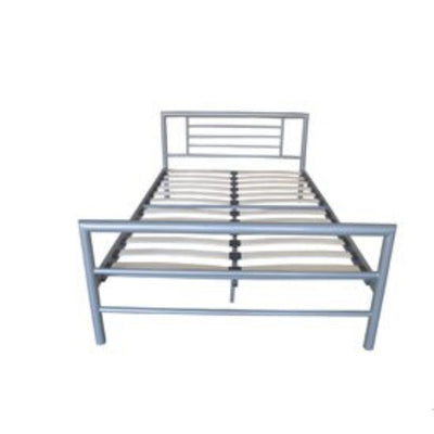 Modern metalen bedframe zonder matras, met horizontale latten en een strak, minimalistisch ontwerp, geplaatst op een witte achtergrond.