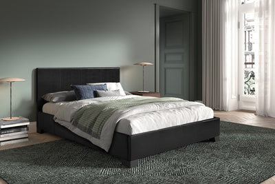 Stijlvol zwart tweepersoonsbed met witte en groene beddengoed, geplaatst in een elegante slaapkamer met groene muren en grote ramen.