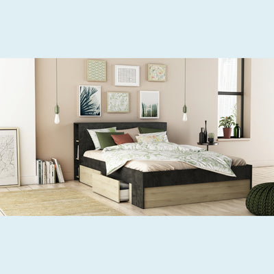 Modern houten tweepersoonsbed met witte, groene en roze dekens en kussens, ingebouwde opberglades, geplaatst in een stijlvolle slaapkamer met lichtbeige muren en decoratieve elementen.