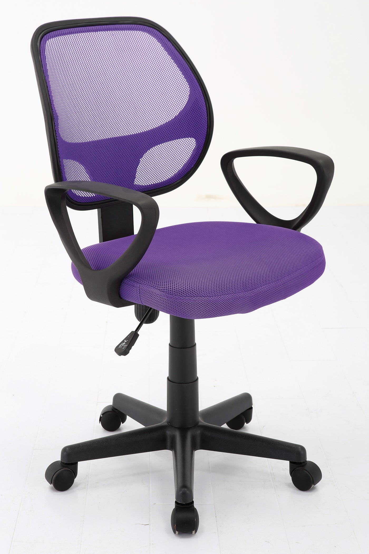 Paarse ergonomische bureaustoel met mesh rugleuning en verstelbare hoogte. Moderne stoel met armleuningen en wielen, ideaal voor comfort en ondersteuning in een kantoor of thuiswerkplek.