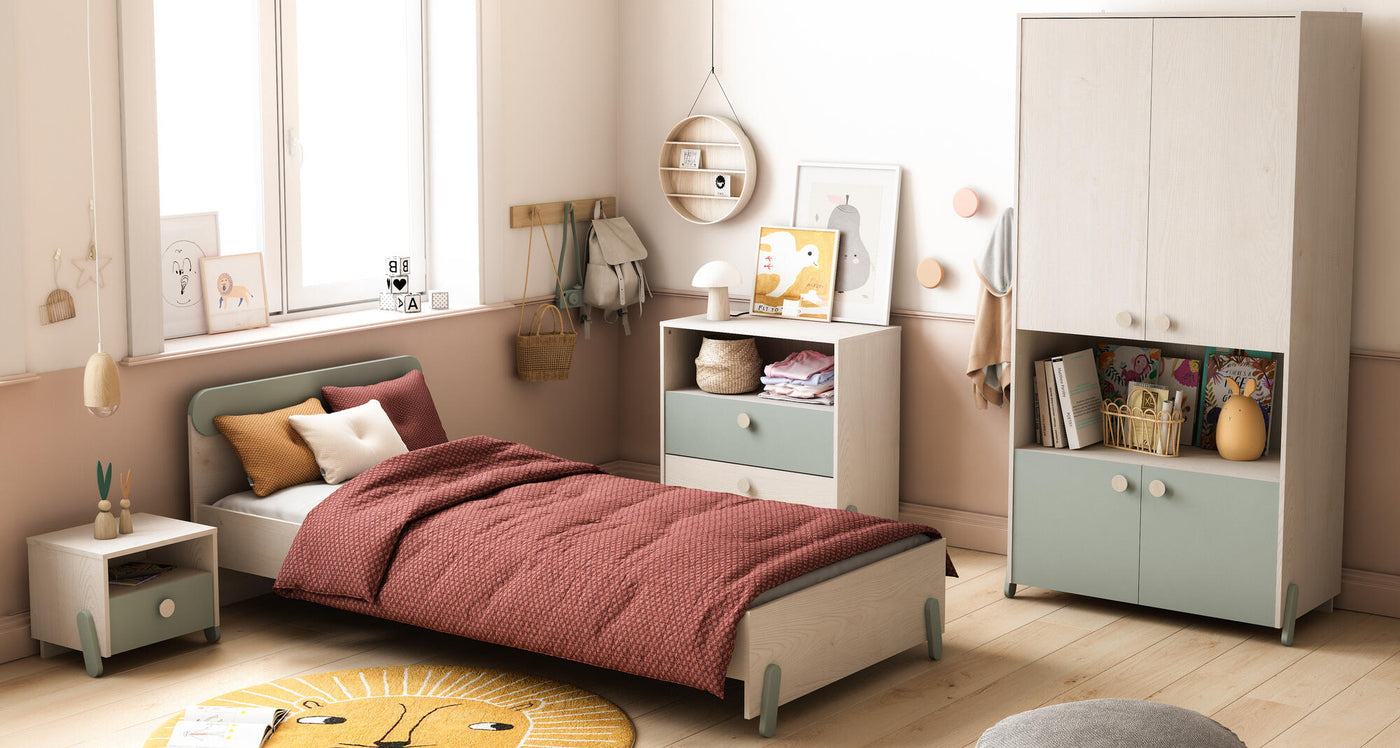 Moderne kinderkamer met licht houten meubels, inclusief een bed, nachtkastje, ladekast en garderobekast, ingericht met pastelgroene en witte accenten, en decoratieve elementen zoals boeken en speelgoed.