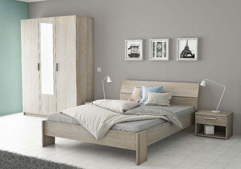 Moderne slaapkamer met een licht houten bed, nachtkastje en kledingkast met spiegeldeur, ingericht met grijze muren en zwart-wit kunstwerken.
