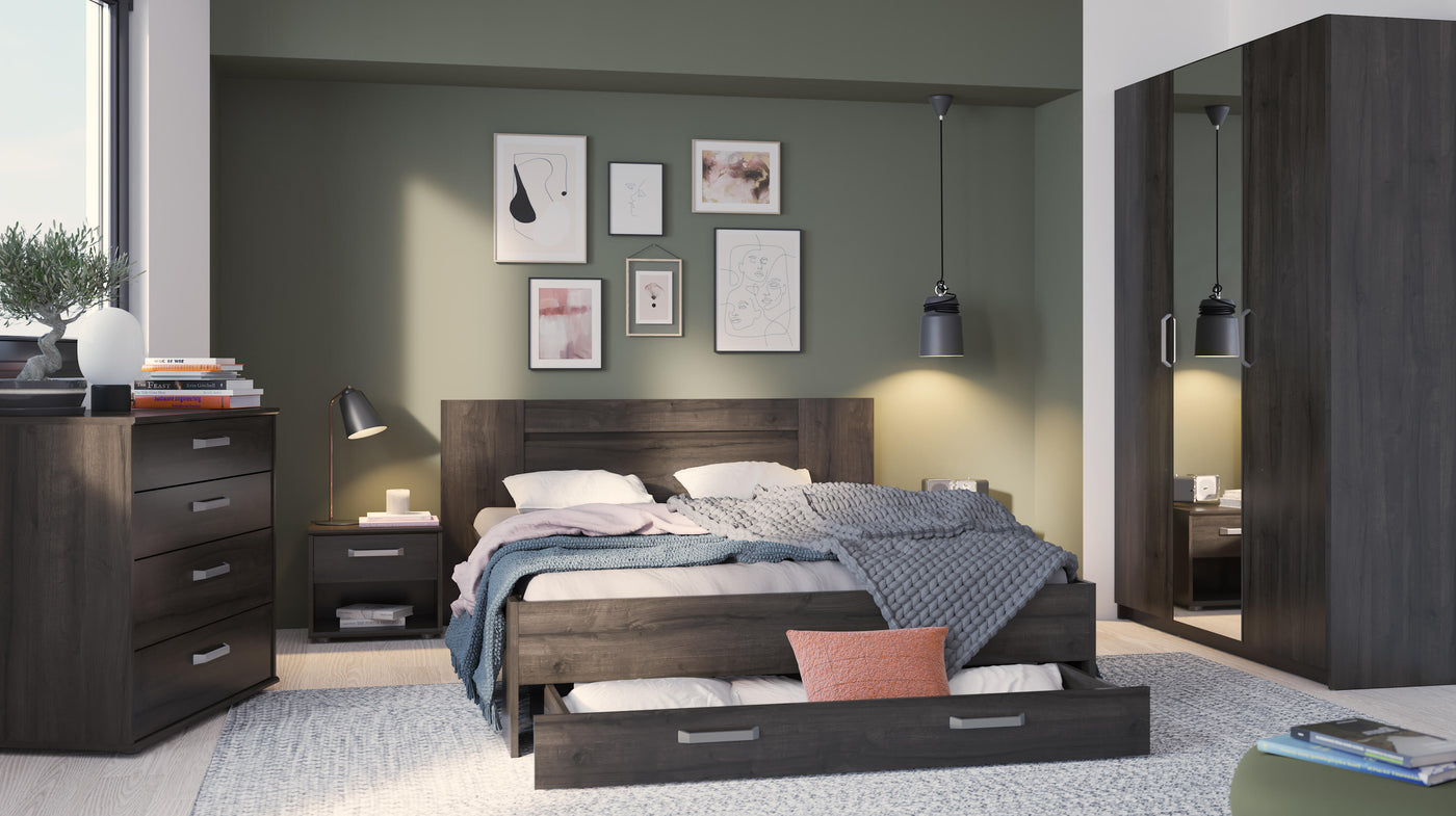 Moderne slaapkamer met een donkerhouten tweepersoonsbed met opberglades, grijze en blauwe beddengoed, bijpassende ladekast en nachtkastjes, decoratieve kunst aan de muur, en een grote kast.