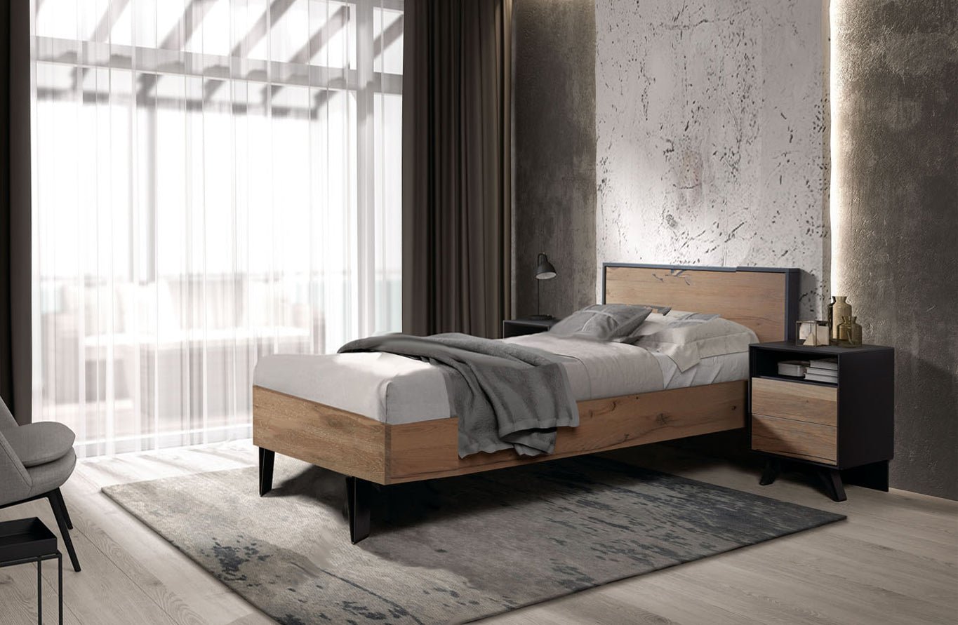 Slaapkamer met een modern houten bed en nachtkastje, een grote glazen raamwand met gordijnen, en een grijze muur met textuur.