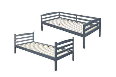 Twee blauwe houten bedframes met lattenbodems, zonder matrassen, geplaatst op een witte achtergrond.