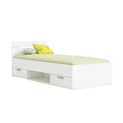 Modern wit eenpersoonsbed met ingebouwde opberglades en twee kleurrijke kussens, geplaatst op een lichte achtergrond.