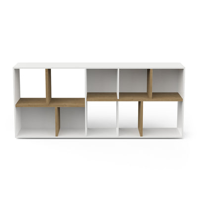 Lage moderne boekenkast met een witte afwerking en houten accenten. De kast heeft een open ontwerp met asymmetrische planken in een mix van wit en houtkleur, ideaal voor het opbergen van boeken en decoratieve items.