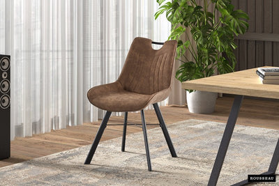 Stijlvolle stoel met bruine fluwelen bekleding en verticale stiksels, ondersteund door zwarte metalen poten, ideaal voor een elegante eetkamer of moderne kantoorruimte.