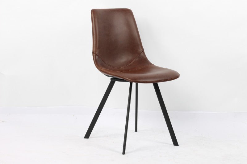 Elegante stoel met een gladde chocoladebruine lederen zitting en scherpe zwarte metalen poten, ideaal voor een verfijnd interieur in woon- of eetruimtes.
