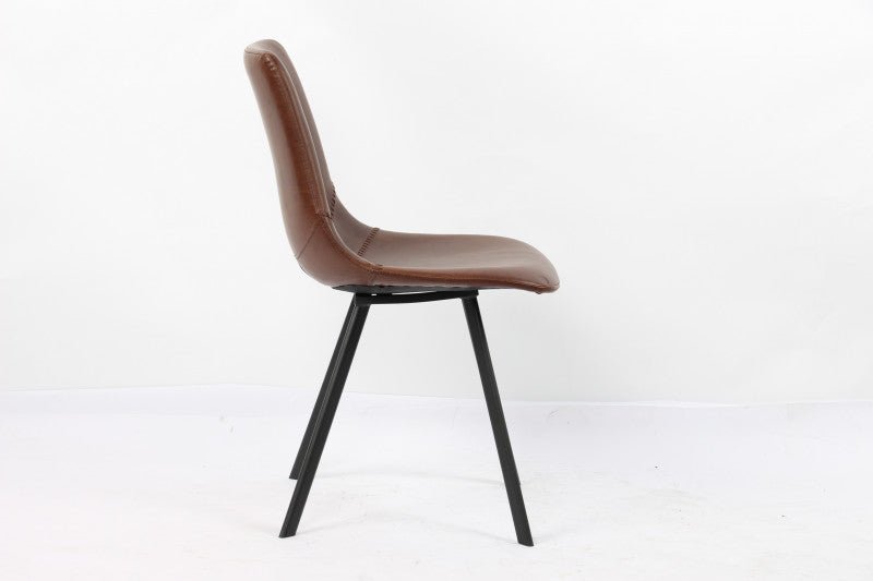 Moderne stoel met een gestroomlijnde cognacbruine lederen zitting en slanke zwarte metalen poten, ideaal voor zowel zakelijke als huiselijke interieurs.