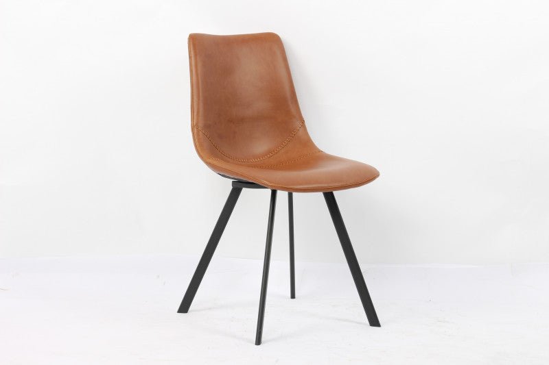 Elegante stoel met een gladde cognacbruine lederen zitting en zwarte metalen poten, perfect voor moderne interieurs en stijlvolle eetruimtes.