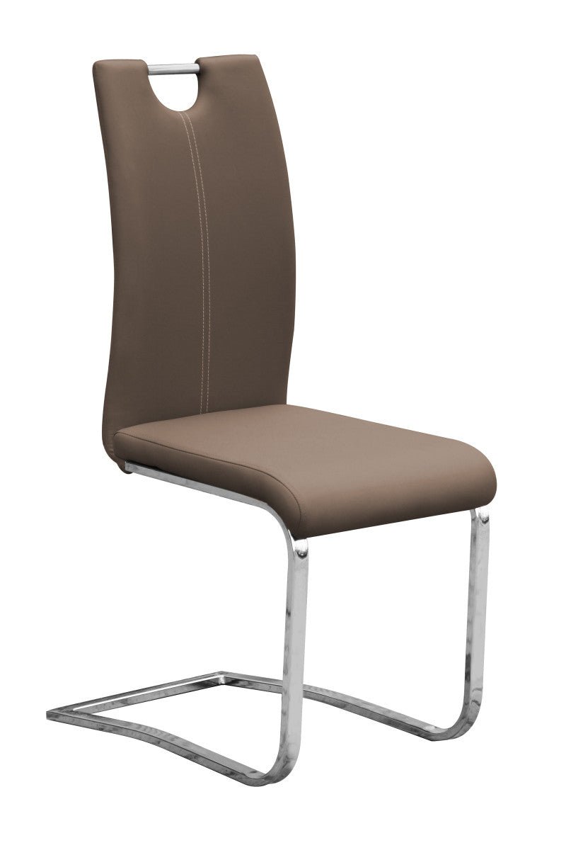 Moderne bruine stoel met hoge rugleuning en uniek verchroomd slede-onderstel, geplaatst op een witte achtergrond..