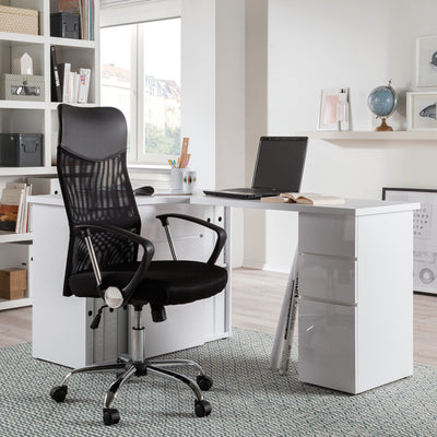 Moderne thuiswerkplek met wit bureau en zwarte ergonomische bureaustoel. Bureau voorzien van lades en ruime werkruimte, ideaal voor kantoor of studeerkamer. Ingericht met boekenplanken en decoraties voor een georganiseerde en productieve werkomgeving.