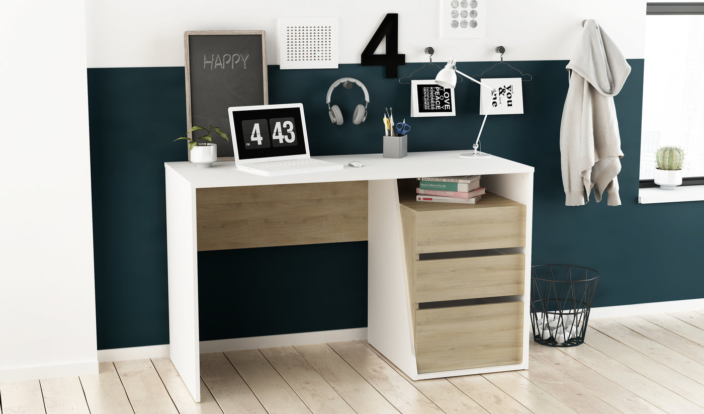 Modern wit bureau met houten accenten en drie lades, ingericht met laptop, bureaulamp, boeken en kantoorbenodigdheden. Ideaal voor thuiswerkplek of kantoor, biedt voldoende opbergruimte en een stijlvolle werkruimte.