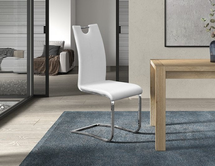 Moderne witte stoel met hoge rugleuning en uniek verchroomd slede-onderstel, geplaatst in een eigentijdse woonkamer setting.